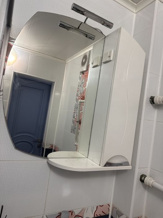 Зеркало над раковиной с розеткой