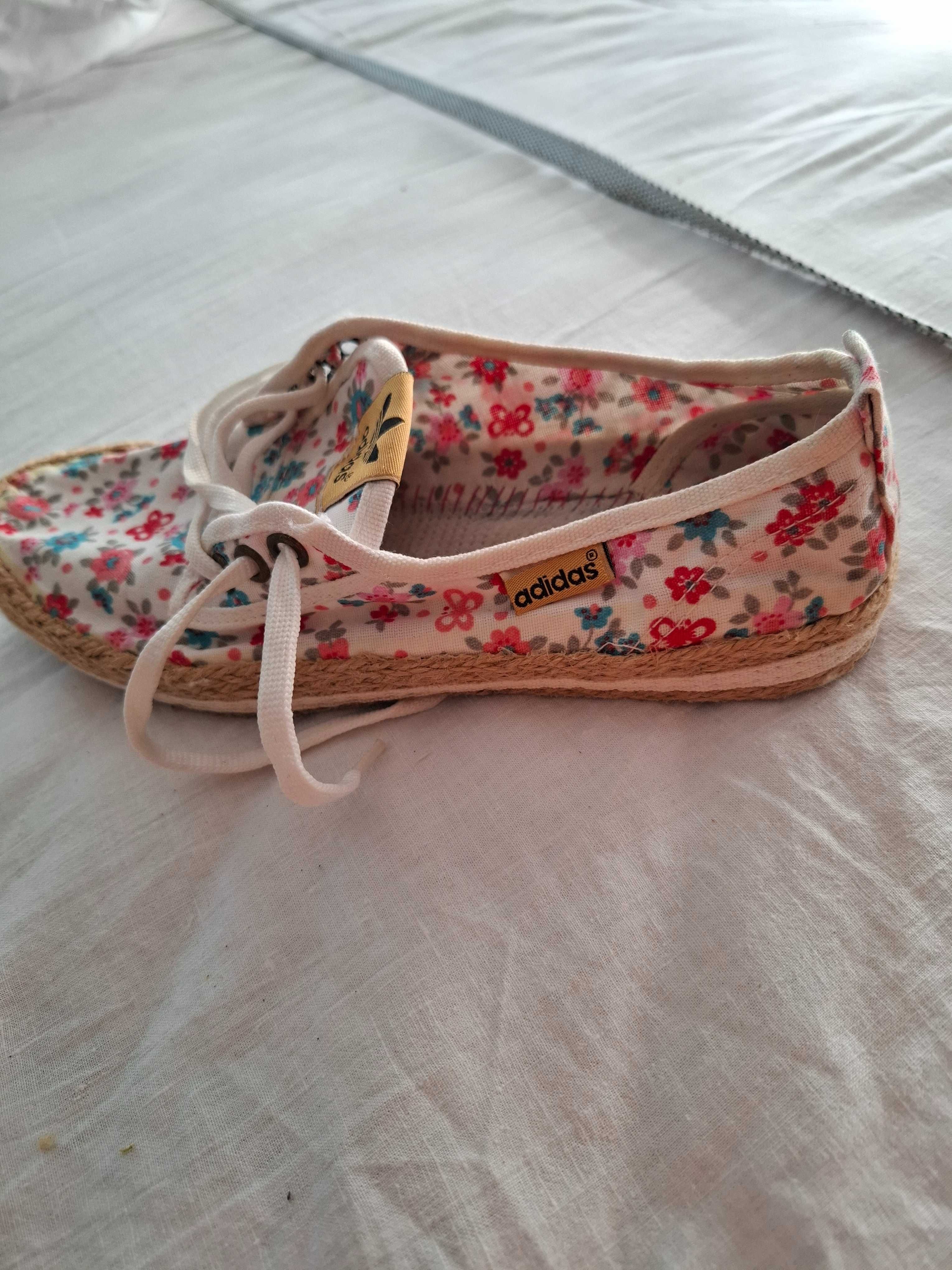 Продавам гуменки Adidas-шарени,на цветенца.