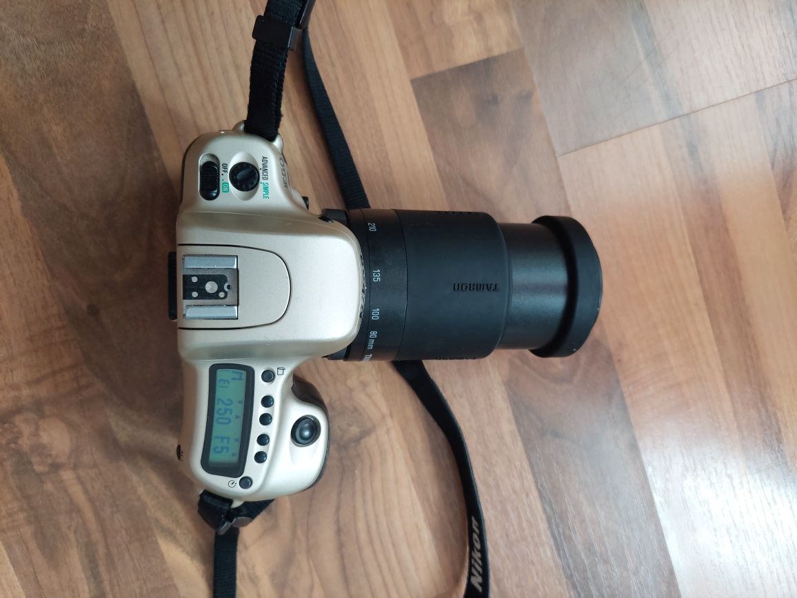 Aparat foto SLR Nikon F50 ,pe film ,cu obiectiv 80-210 mm