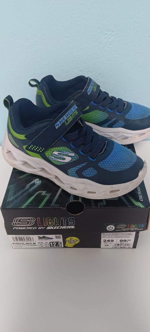 Светещи маратонки на Skechers