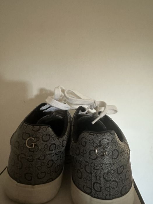 Обувки Guess.