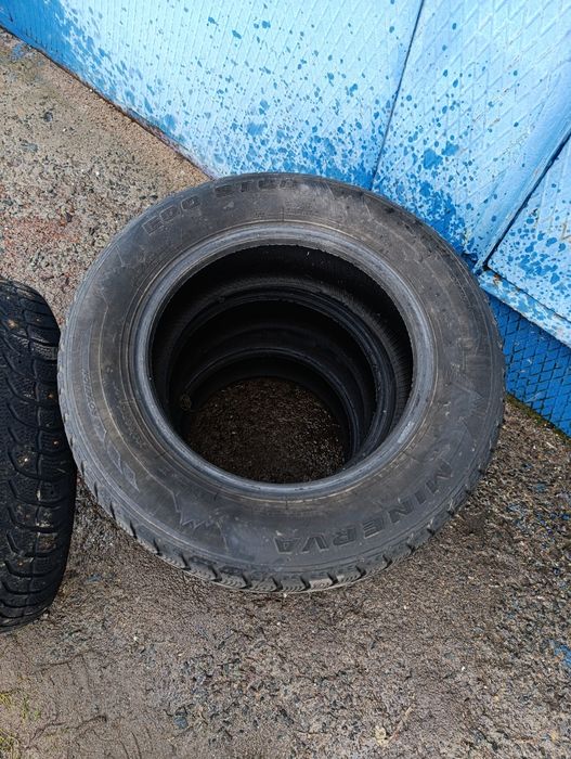 Продам комплект зимних шипованных шин б/у