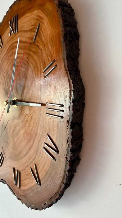 Дървен стенен часовник