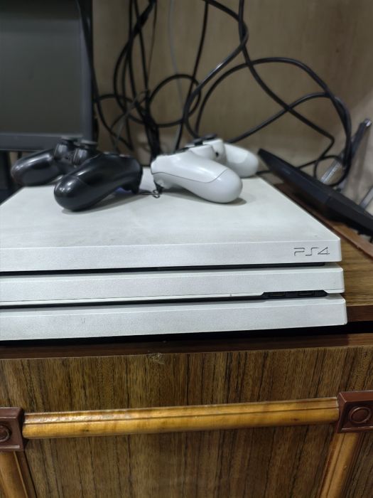 Продам PS4 pro 1tb white в хорошем состоянии, имеется 2 джойстика