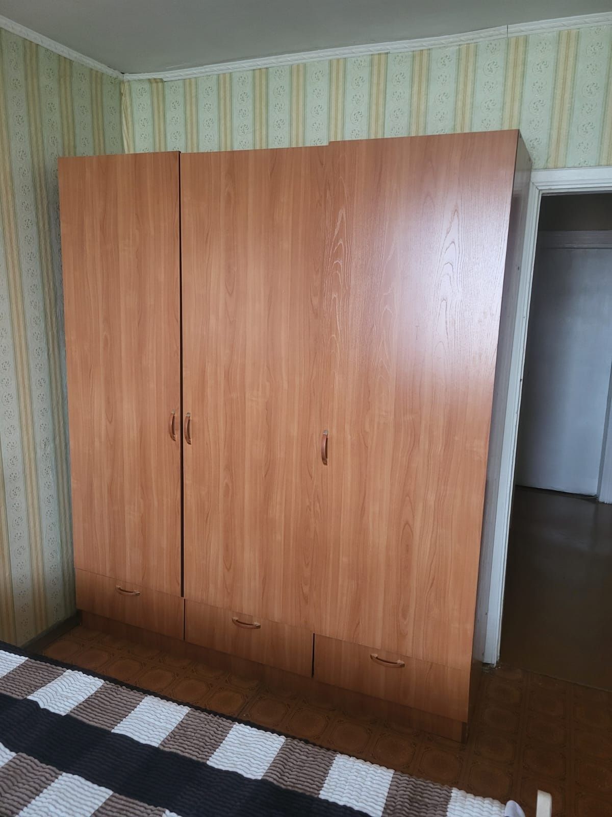 Продам шкаф б/у за 20000