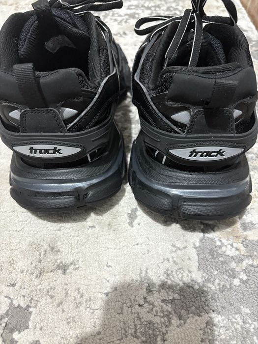 Чисто нови Balenciaga tracks