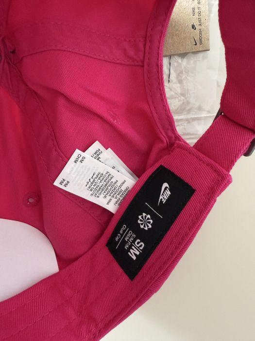 Чисто нова цикламена шапка Nike