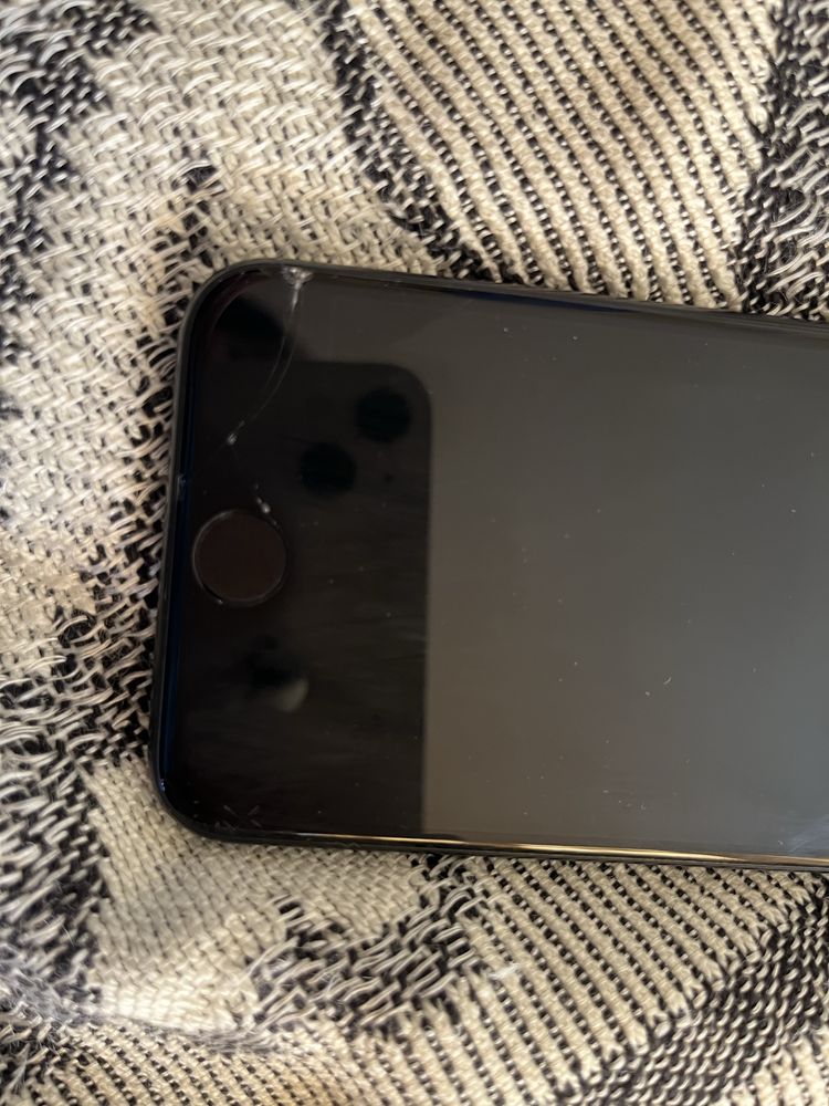 Iphone 2020 128gb с оригинална кутия, ново зарядно и слушалки