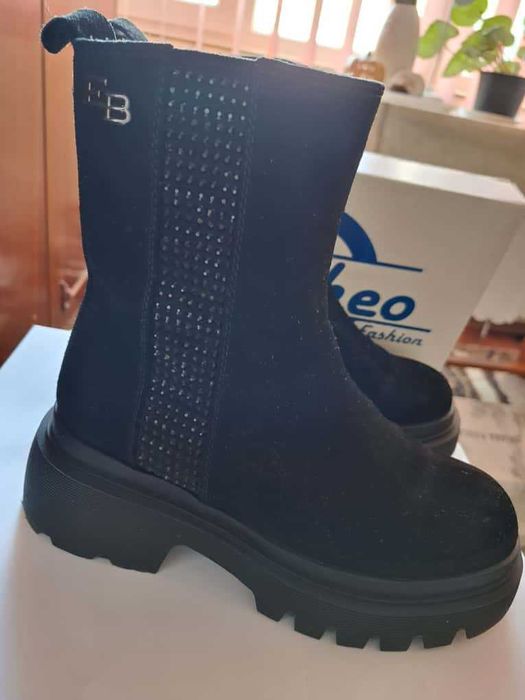 Botine noi, purtate o singură dată. DIn piele întoarsă naturală.