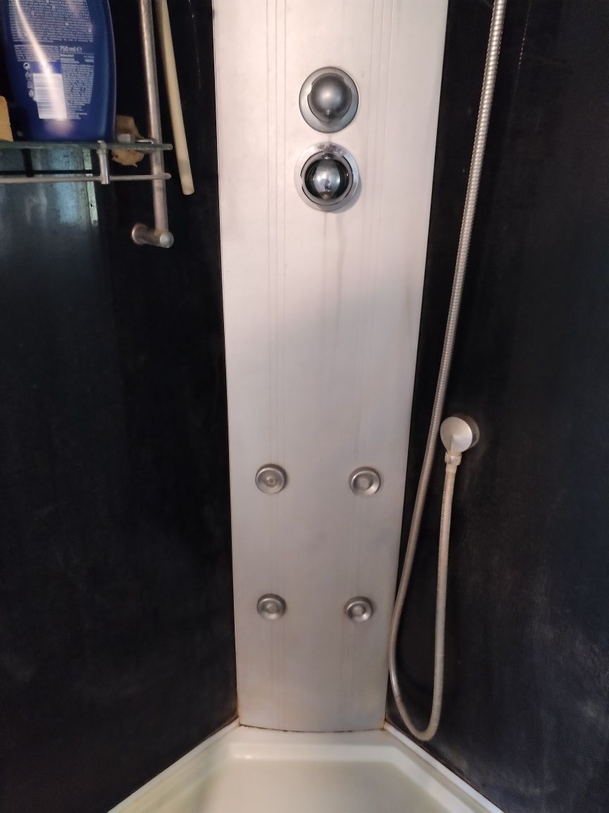 Cabina de dus în stare buna