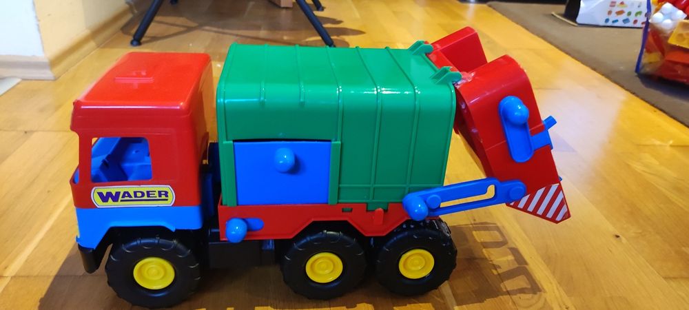 Два Комплекта камион, полицейска кола и Конструктор с чашки за игра.
