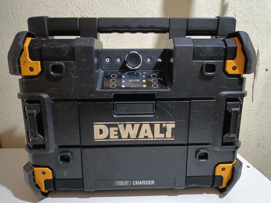 Radio incarcator Dewalt