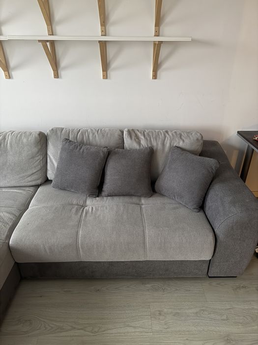 Canapea gri Mobexpert cu spatiu de depozitare si perne mici incluse