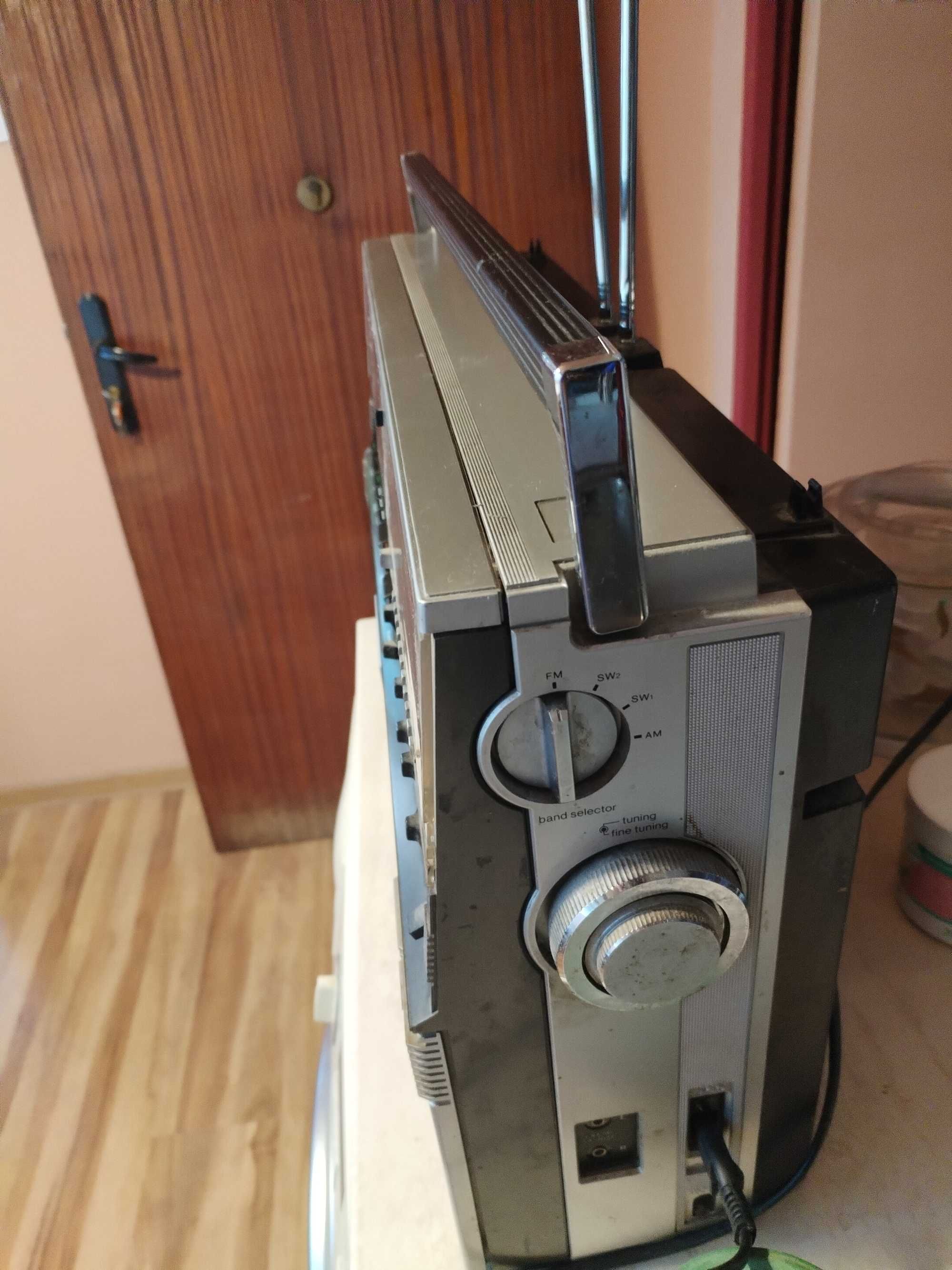 Продавам радиокасетофон Шарп, модела е GF-666.