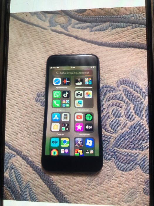 Продаю айфон с гарантей