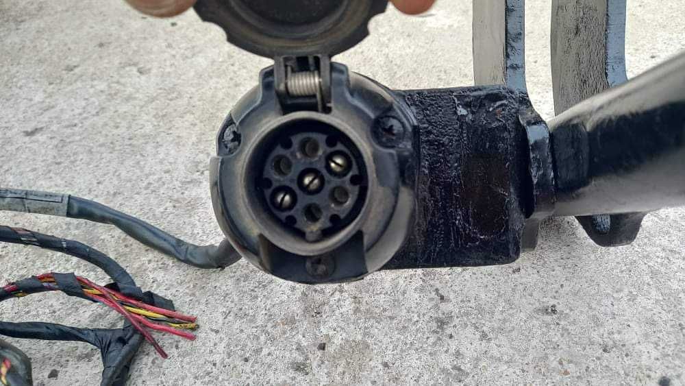 Продавам теглич за голф5-плюс 2008със сваляема кука с болтове