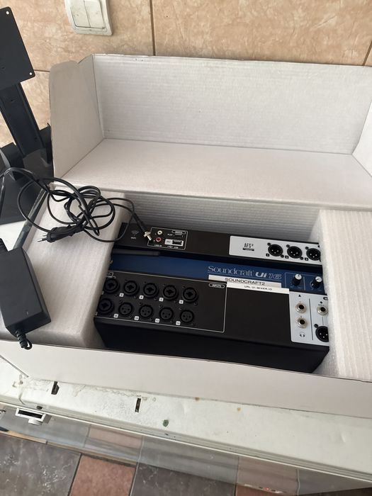 Soundcraft ui16 mixer