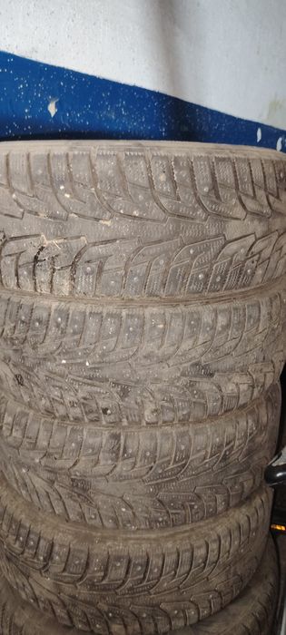 Продам зимние шипованные шины