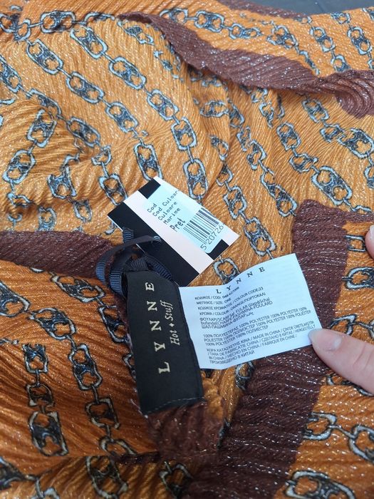 Eșarfă maro cu fire aurii