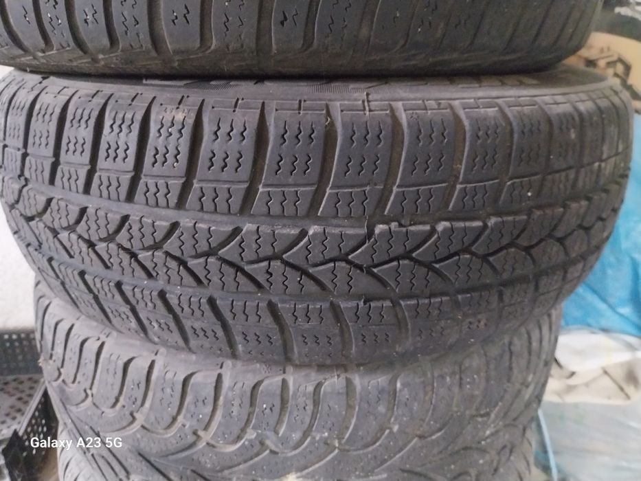 Vând cauciucuri de iarnă  cu geantă
