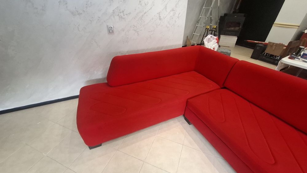 Ъглов червен диван от 2 лежанки