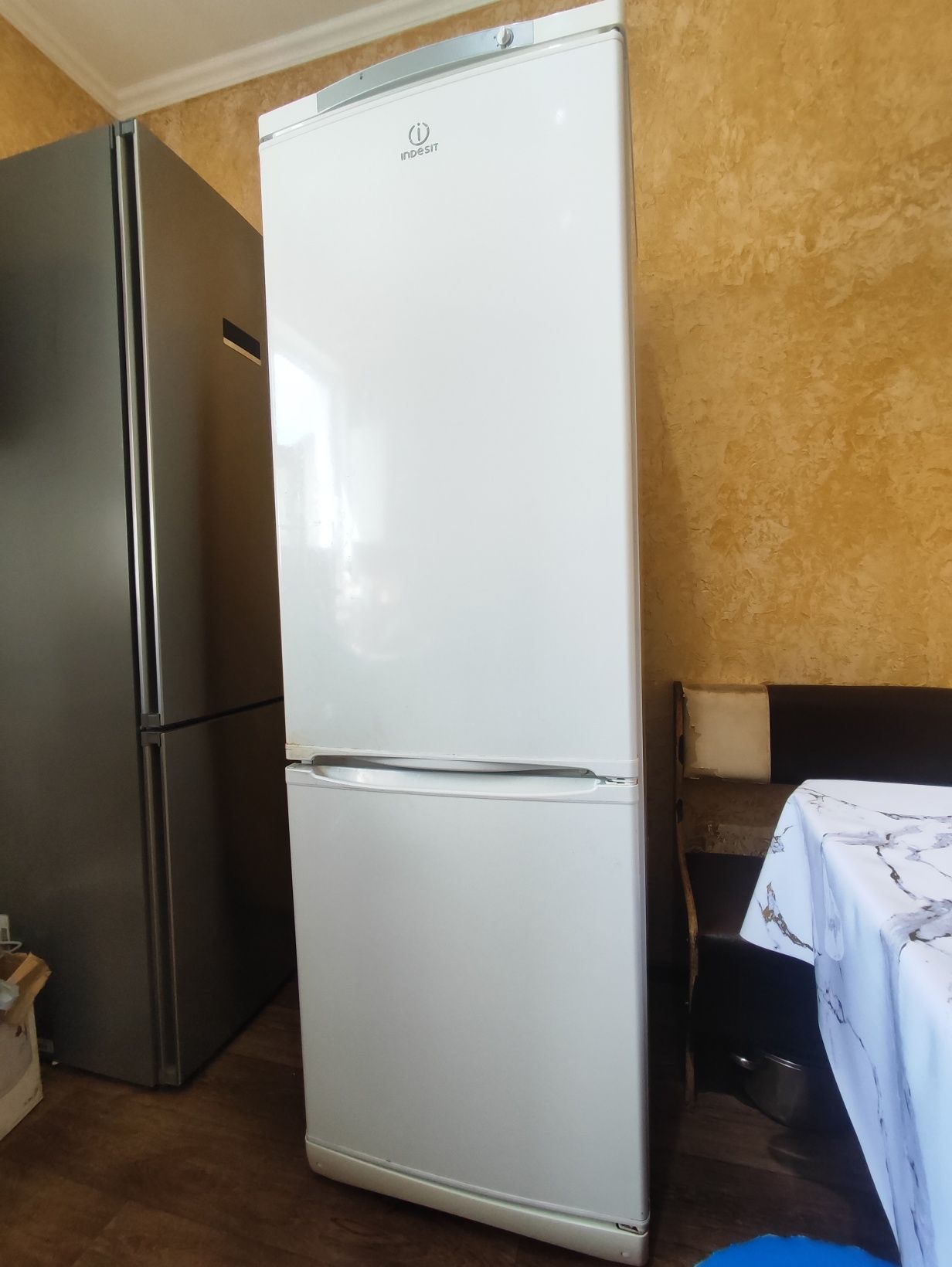 продам холодильник требует ремонт компрессора