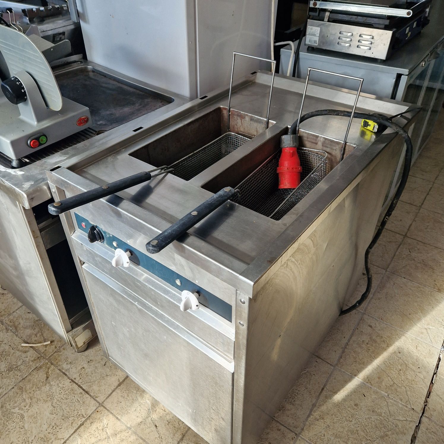 Friteuza, grill electric sau gaz,,  de.banc sau cu banc