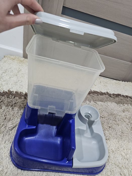 Dispenser hrană pentru câini și pisici
