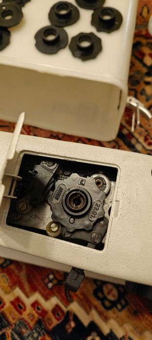 Mașină de cusut Nicoleta Cugir - coase, brodează și surfilează