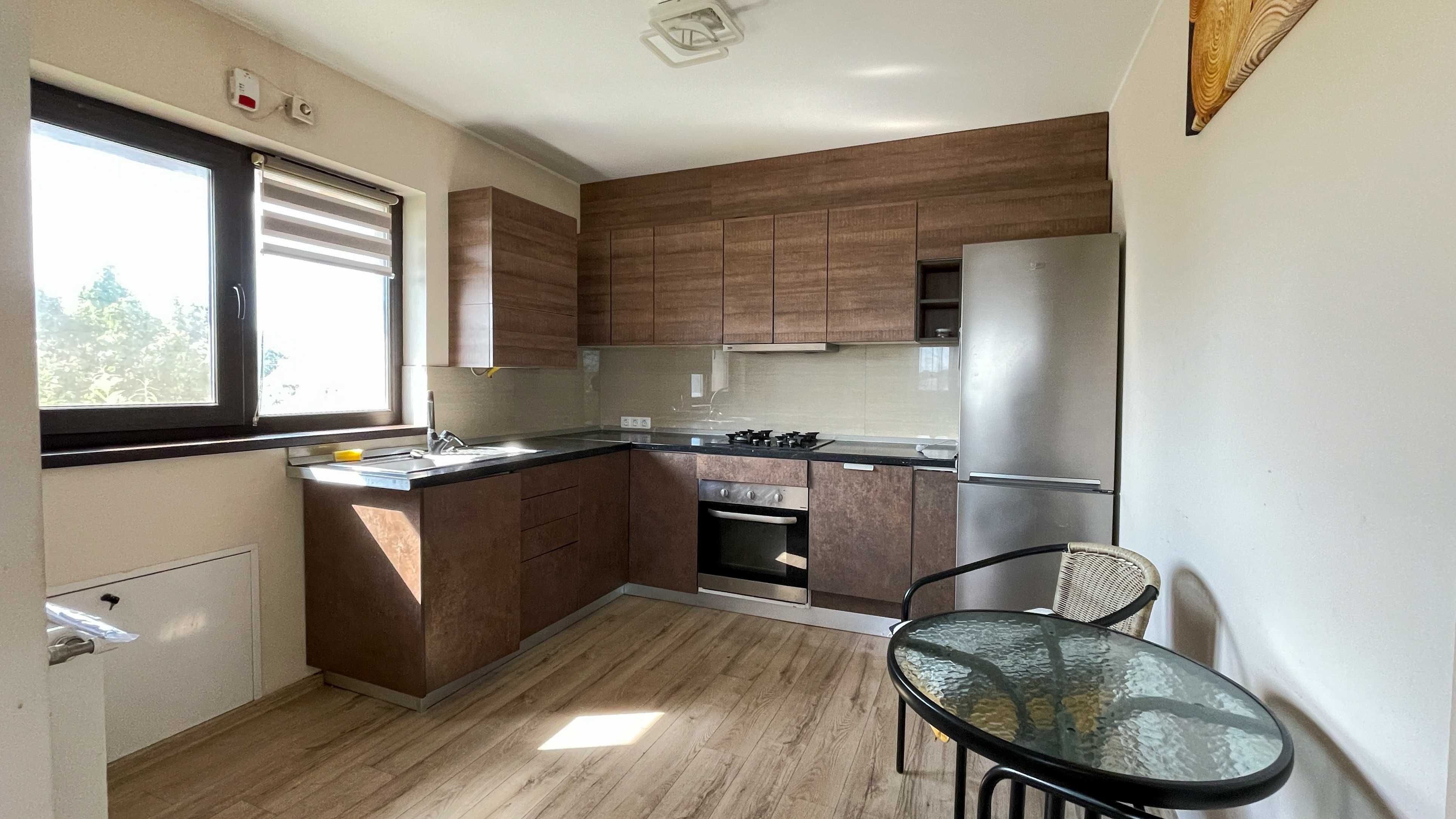 P.F. Inchiriez casa  tip duplex cu 3 camere , curte si parcare proprie