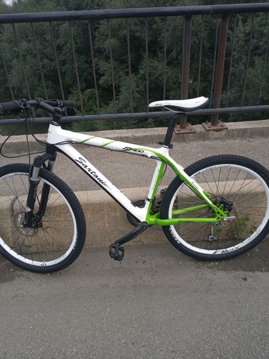 Vând bicicletă cu cadru din carbon