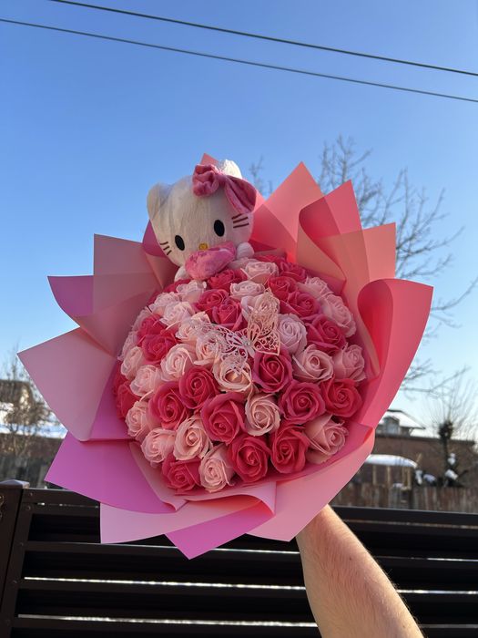 Buchet Hello Kitty, 51 Teandafiri De Sapun (Albi si Roz) + Fundita Roz