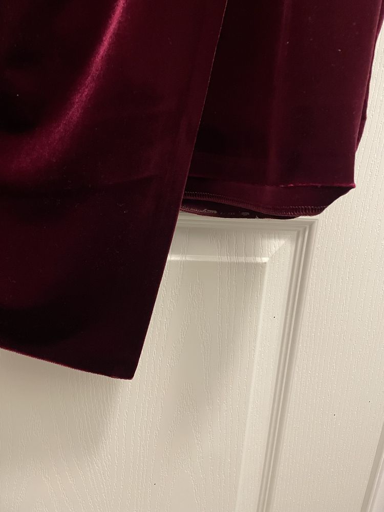 Rochie catifea visinie, insertii pretioase,  marime 48 stare excelenta