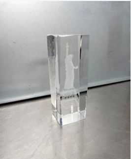 Кристална статуя ингравирана с 3д лазер