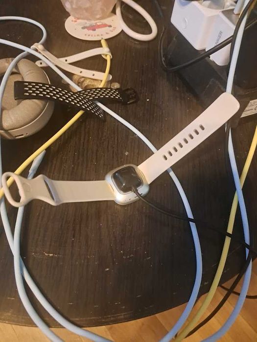 Fitbit Sense Lunar White Soft Gold