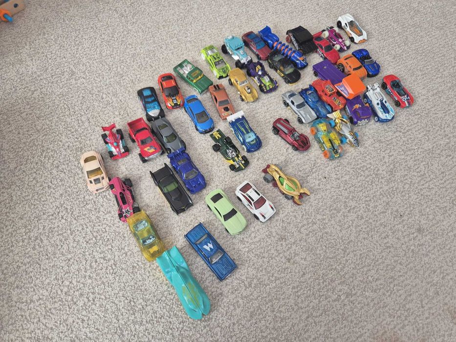 Colecție Hot Wheels – 45 masinute diverse, stare foarte buna