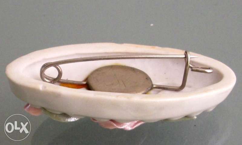 Порцеланова брошка