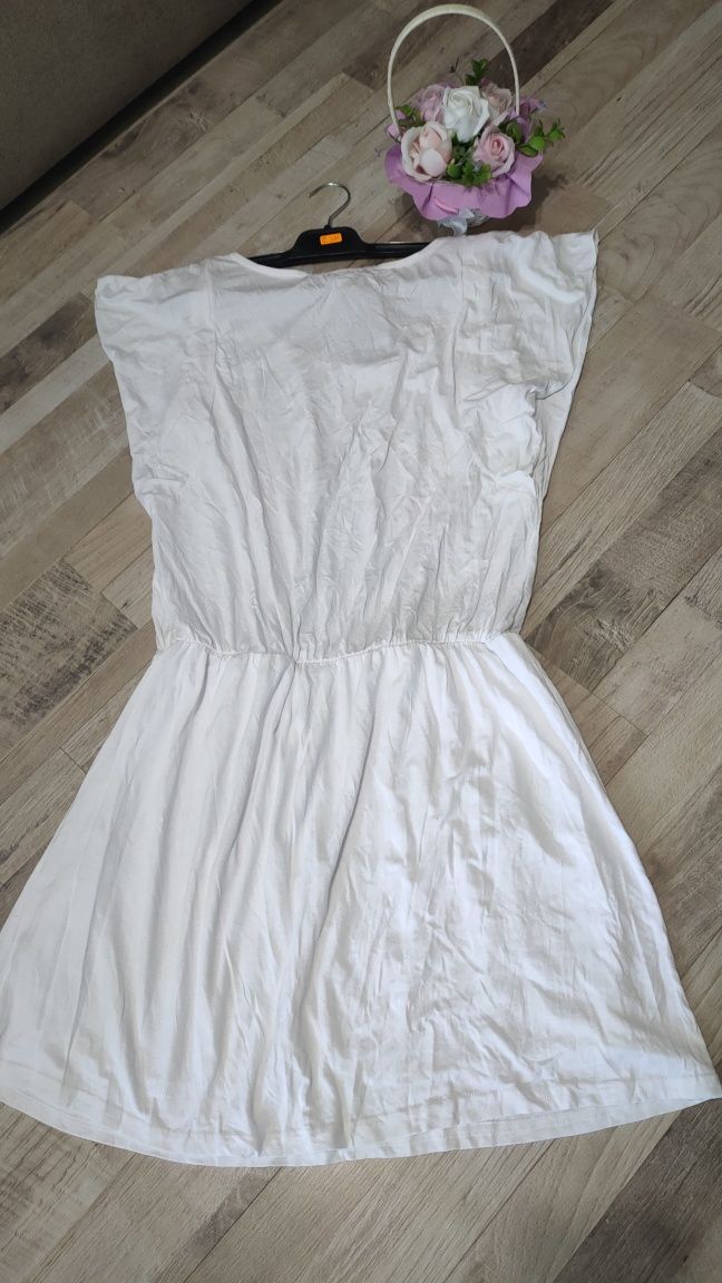 Бяла лятна рокля