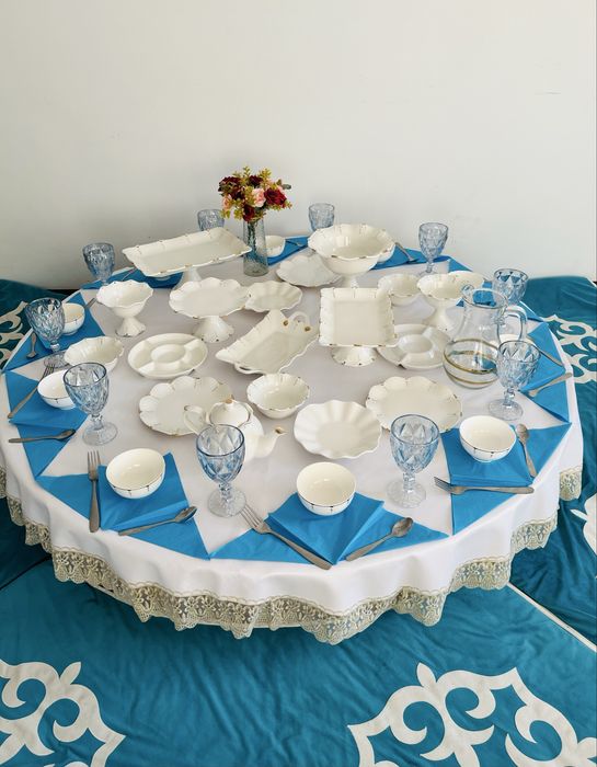Арендаға дөңгелек стол дастархан,көрпе, ыдыс аяғымен беріледі