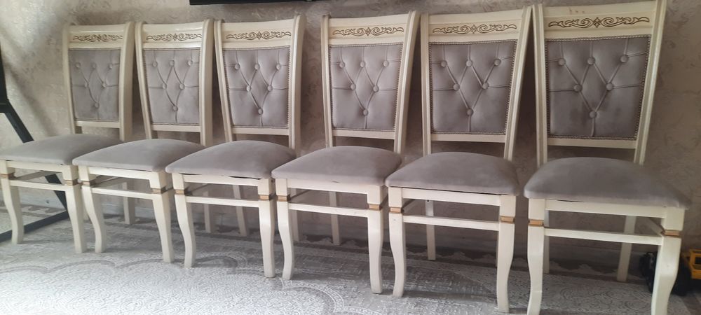 Продаю стулья 6 шт для зала . Цвет бежевый. Сиденье серое.