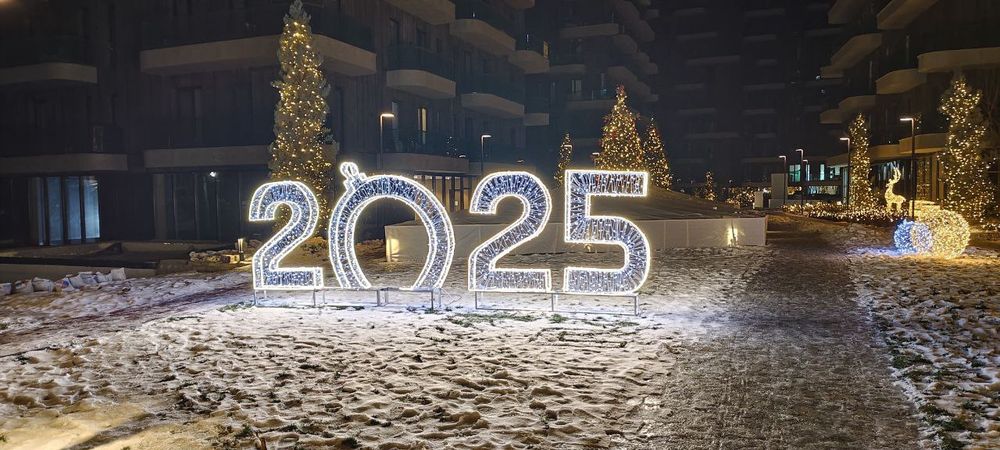 Новогоднее освещение, подсветка зданий магазинов домов офисов