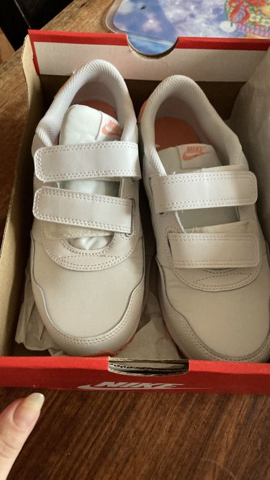 Nike - Спортни обувки Valiant с велкро и кожа, Мръснобял / Сребрист, 3