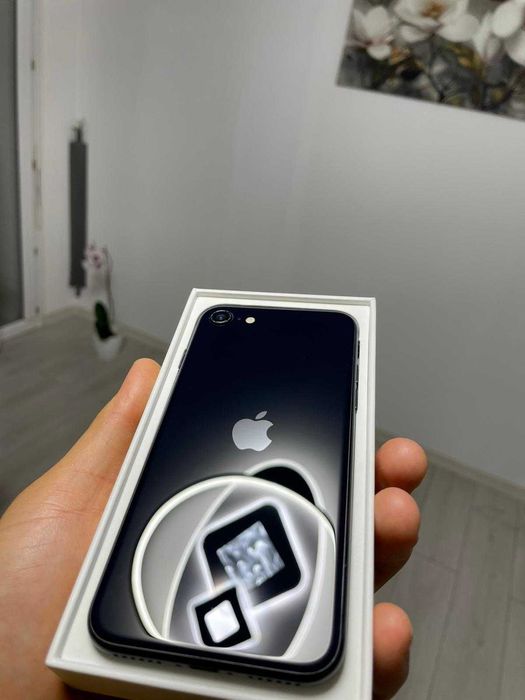 КАТО НОВ!!! Iphone SE  2022  128GB  Със AirPods Pro 2nd Generation