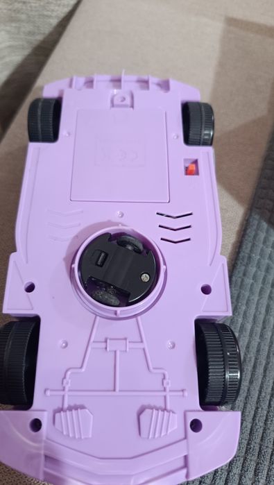 Mașina cu lumini și sunete rotite care se învârt interactiva