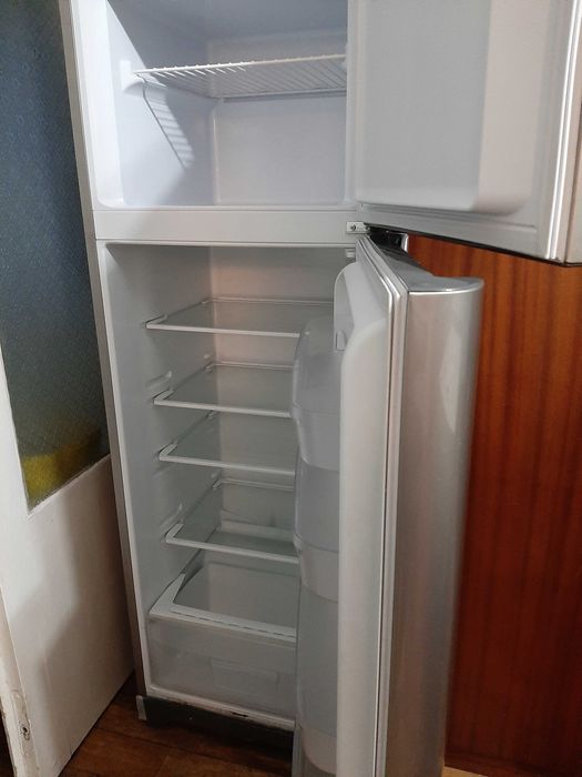 Хладилник с горна камера
