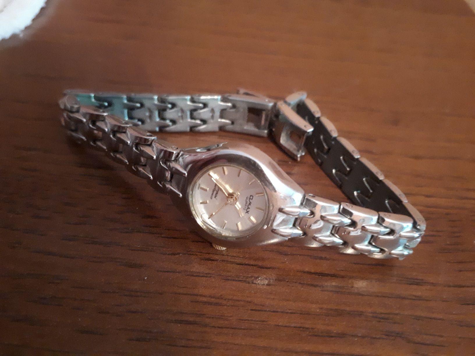 Продам женские часы Omax