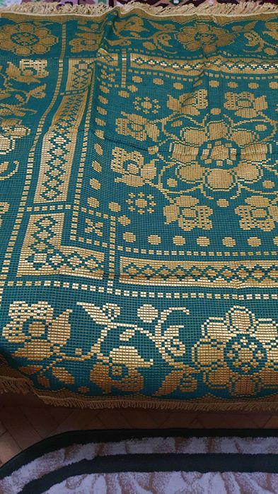 Fete de masa lucrate manual in razboi din matase