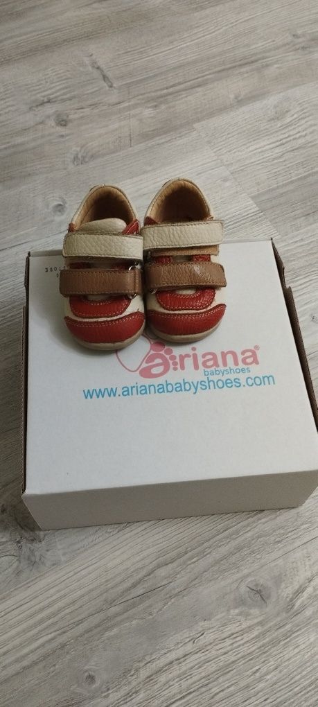 Papuci primii pași Ariana
