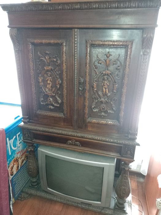 Bufet băuturi alcoolice în buna stare foarte.vechi