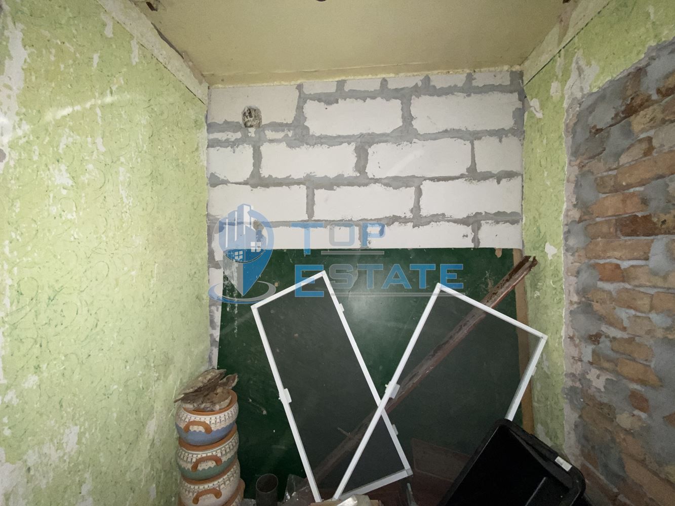 Тухлена къща със стопански постройки в село Горна Студена, област Вел